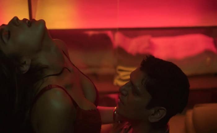 Sara Ali Khan sexy scene in Murder Mubarak (2024)